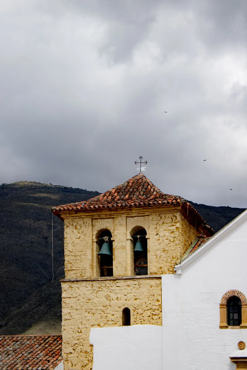 Campanario de piedra de la iglesia de Villa de Leyva